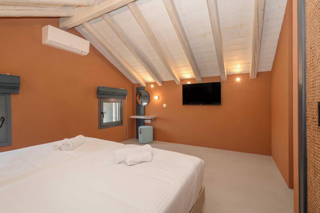 Postel nebo postele na pokoji v ubytování Tessera Villas & Studios Collection