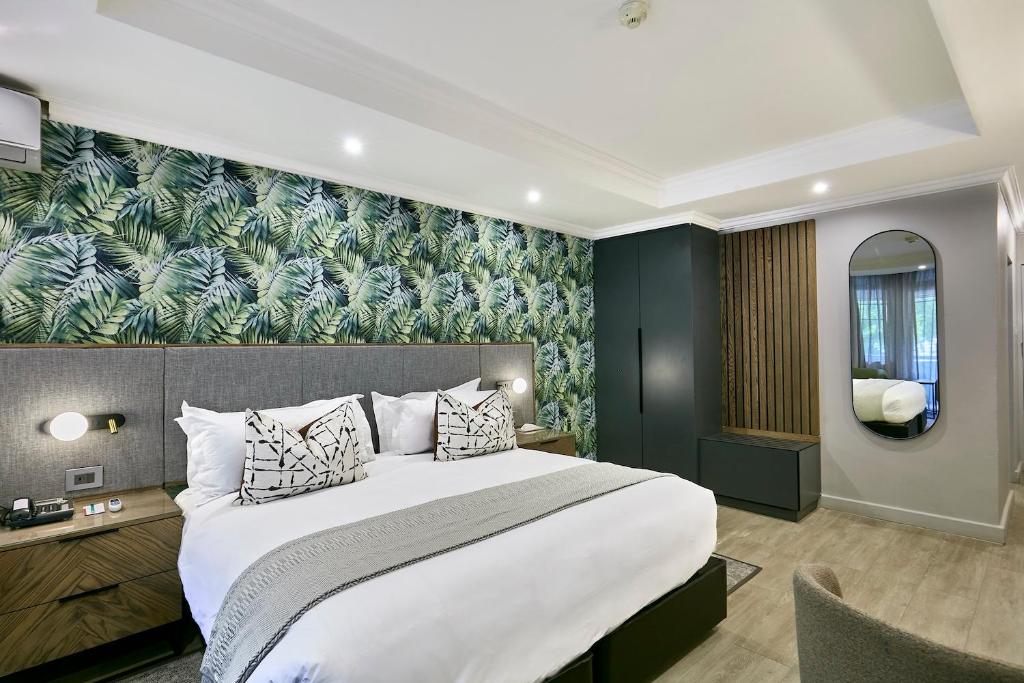 Postel nebo postele na pokoji v ubytování Cresta Thapama Hotel