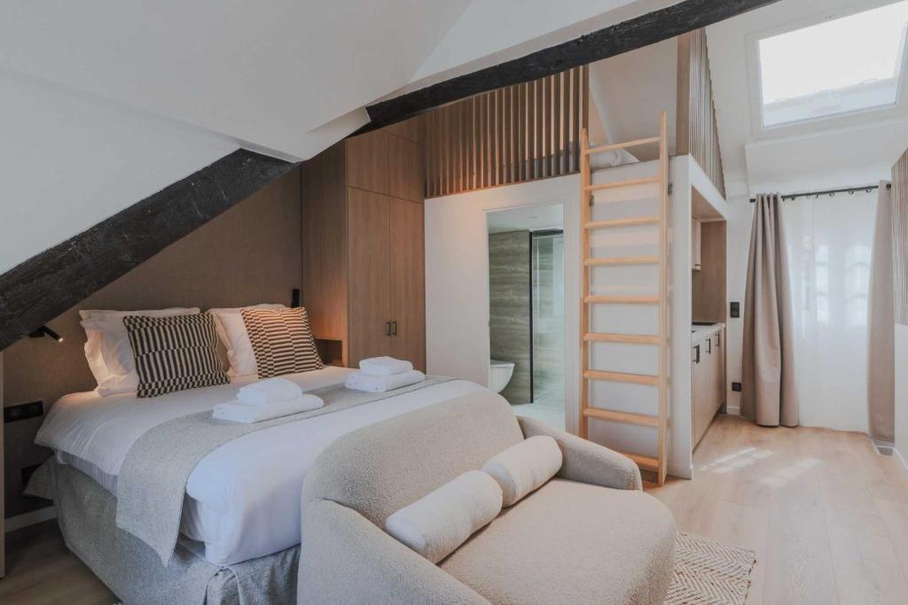 - une chambre avec un grand lit et une échelle dans l'établissement Charming and intimate apartment - 2BR-3P - Louvre, à Paris