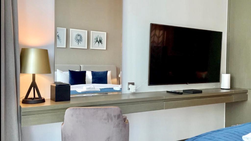 TV a/nebo společenská místnost v ubytování Vacay Lettings - Damac Prive studio
