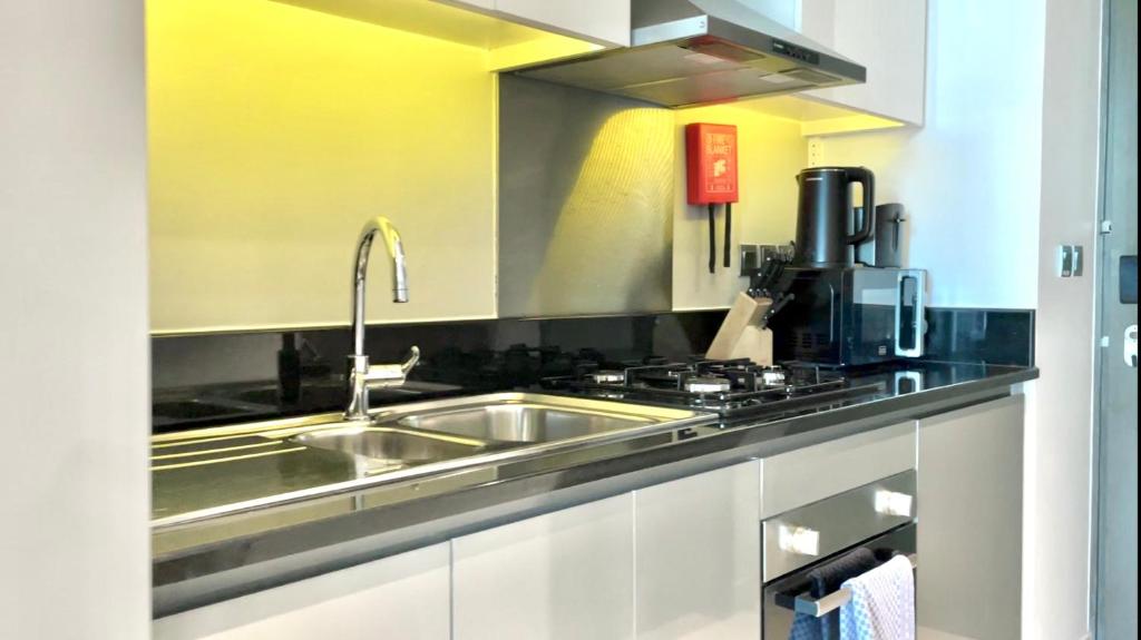 Kuchyň nebo kuchyňský kout v ubytování Vacay Lettings - Damac Prive studio
