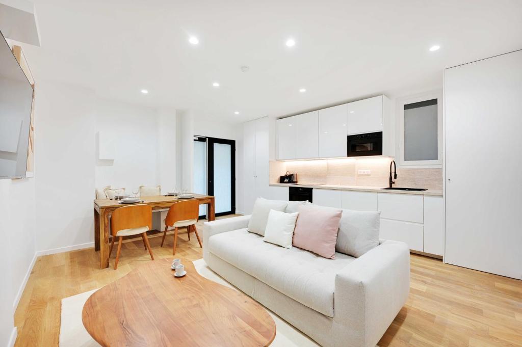 - un salon avec un canapé blanc et une table en bois dans l'établissement Authentic apartment - 1BR-4P - Centre Pompidou, à Paris