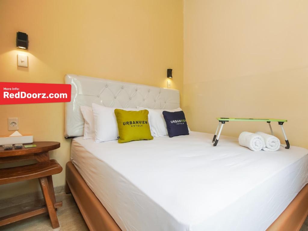 Postel nebo postele na pokoji v ubytování Urbanview Hotel Cantee Halim Perdanakusuma by RedDoorz