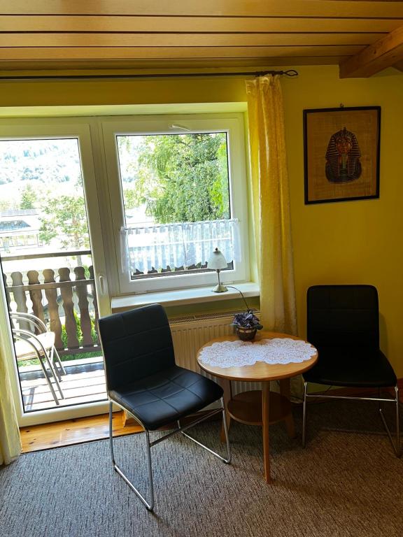 Posedenie v ubytovaní Apartamenty pokoje INA