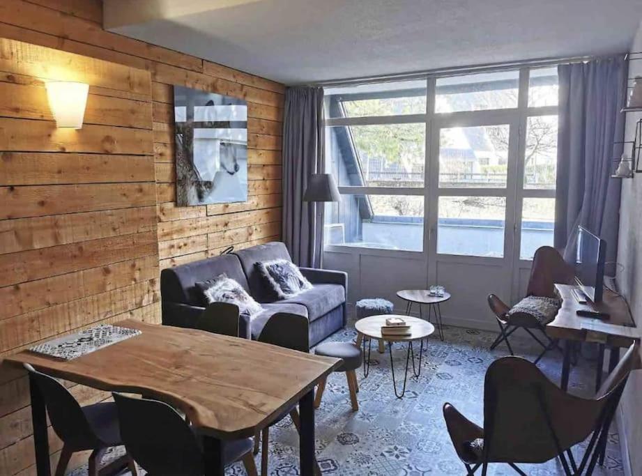 un salon avec un canapé et une table dans l'établissement Superbe Appart 4 Pers Saint Lary, à Saint-Lary-Soulan