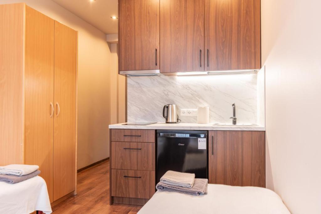 Kuchyň nebo kuchyňský kout v ubytování RVR Smart Apartments Riga with self Check-in