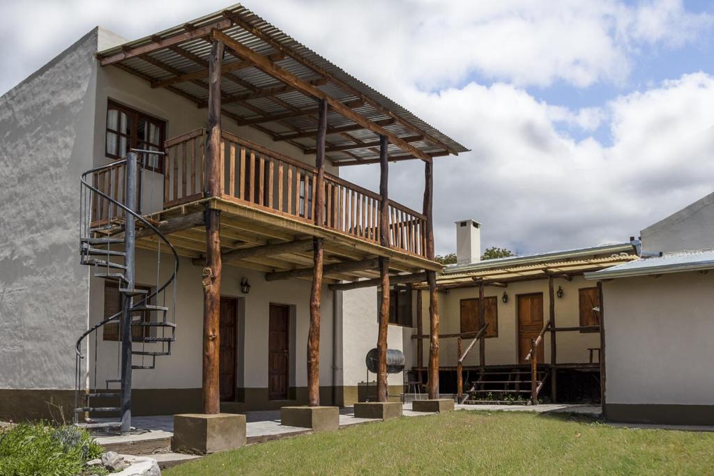 una casa en construcción con una cubierta. en Posada La Sofia en Tafí del Valle