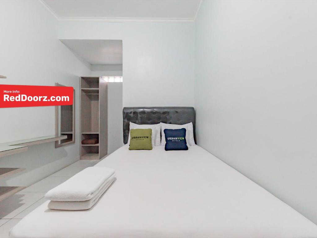 Urbanview Hotel Sunday Cirebon by RedDoorz - Housity