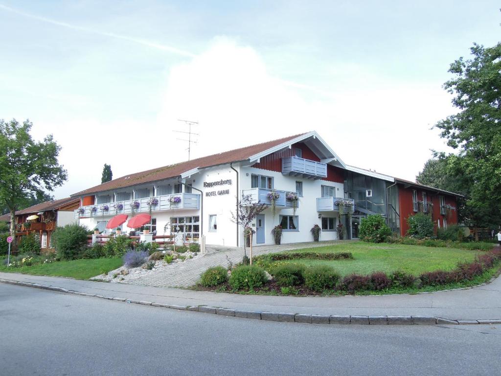 a building on the side of a street at Hotel Rappensberg garni in Bad Birnbach