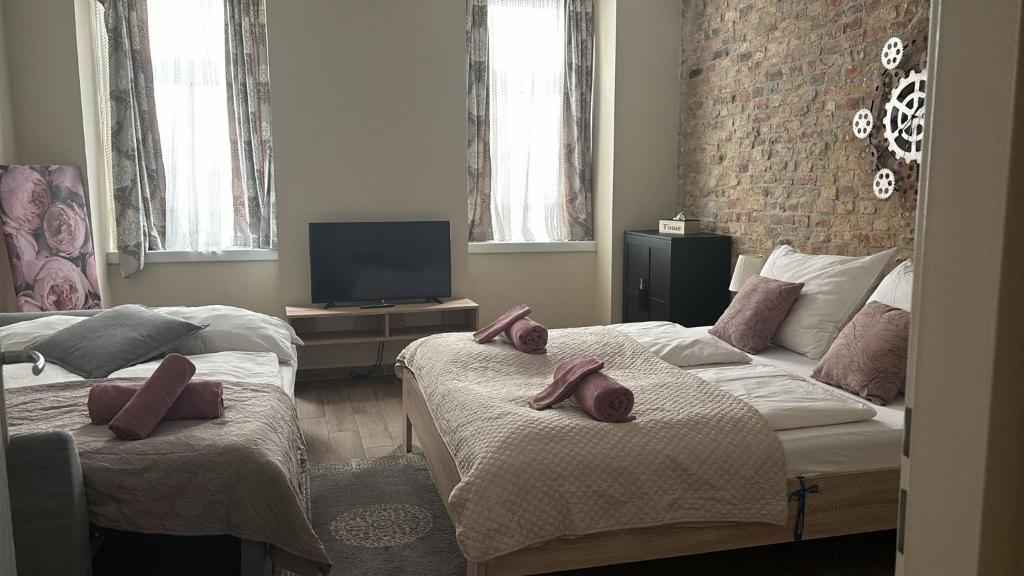 A bed or beds in a room at Comfortable romantic 1 bedroom apartment near Augarten