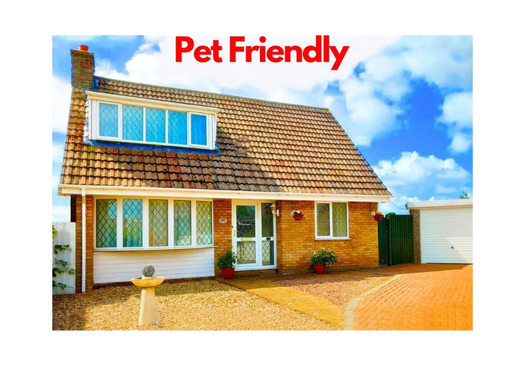 ein Haus mit der Aufschrift „Haustierfreundlich“ in der Unterkunft Amazing Family Cottage Just mins to Beach & Attractions, 3 bed, Sleeps 5, Large Garden, Off Road Private Parking, Fab Free WiFi & Pets are Welcome too! in Chapel Saint Leonards