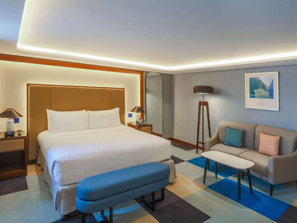 Postel nebo postele na pokoji v ubytování Queen Elizabeth 2 Hotel