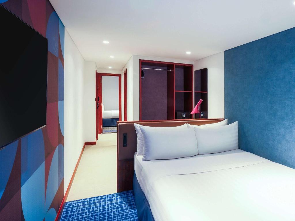 Postel nebo postele na pokoji v ubytování Queen Elizabeth 2 Hotel