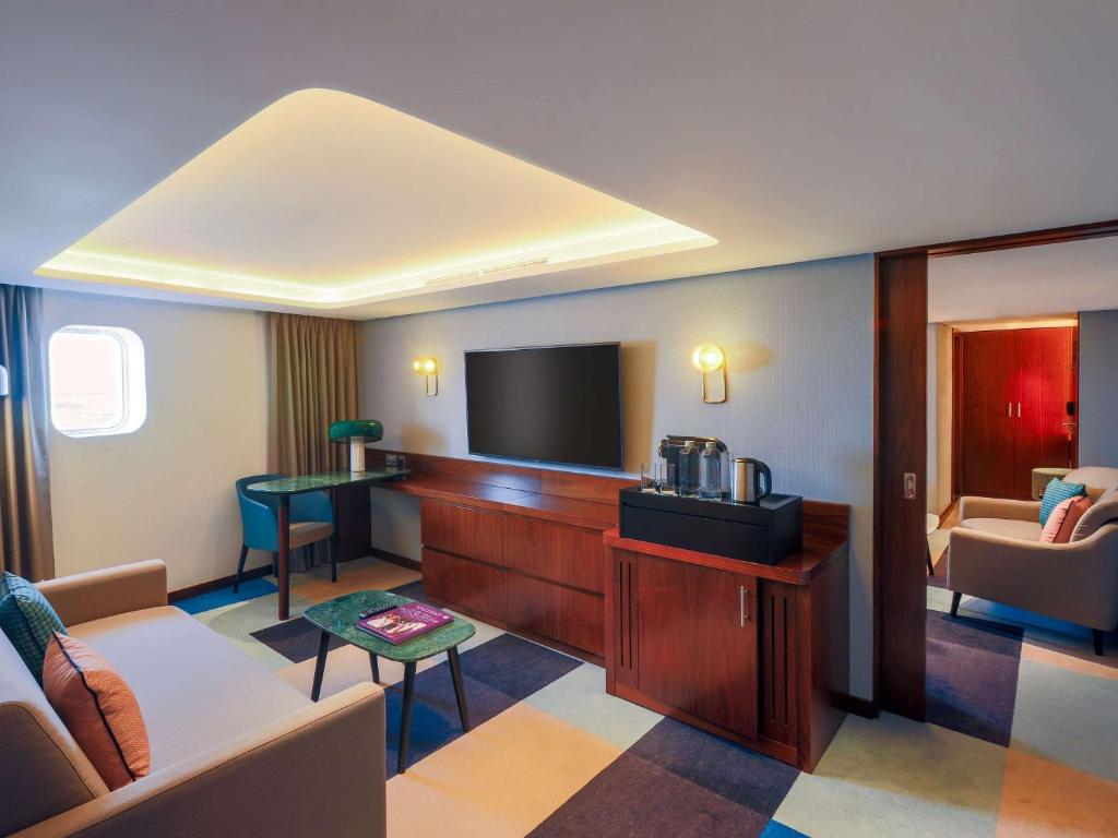 TV a/nebo společenská místnost v ubytování Queen Elizabeth 2 Hotel