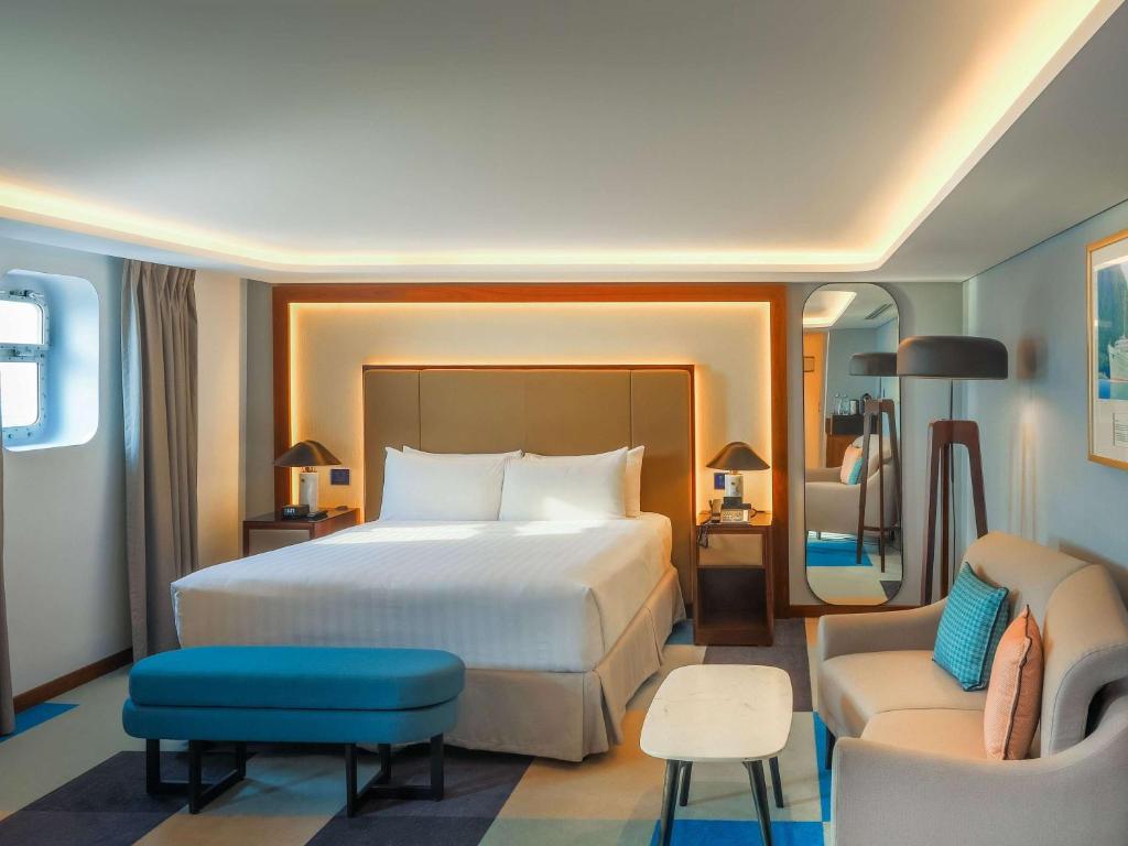 Postel nebo postele na pokoji v ubytování Queen Elizabeth 2 Hotel