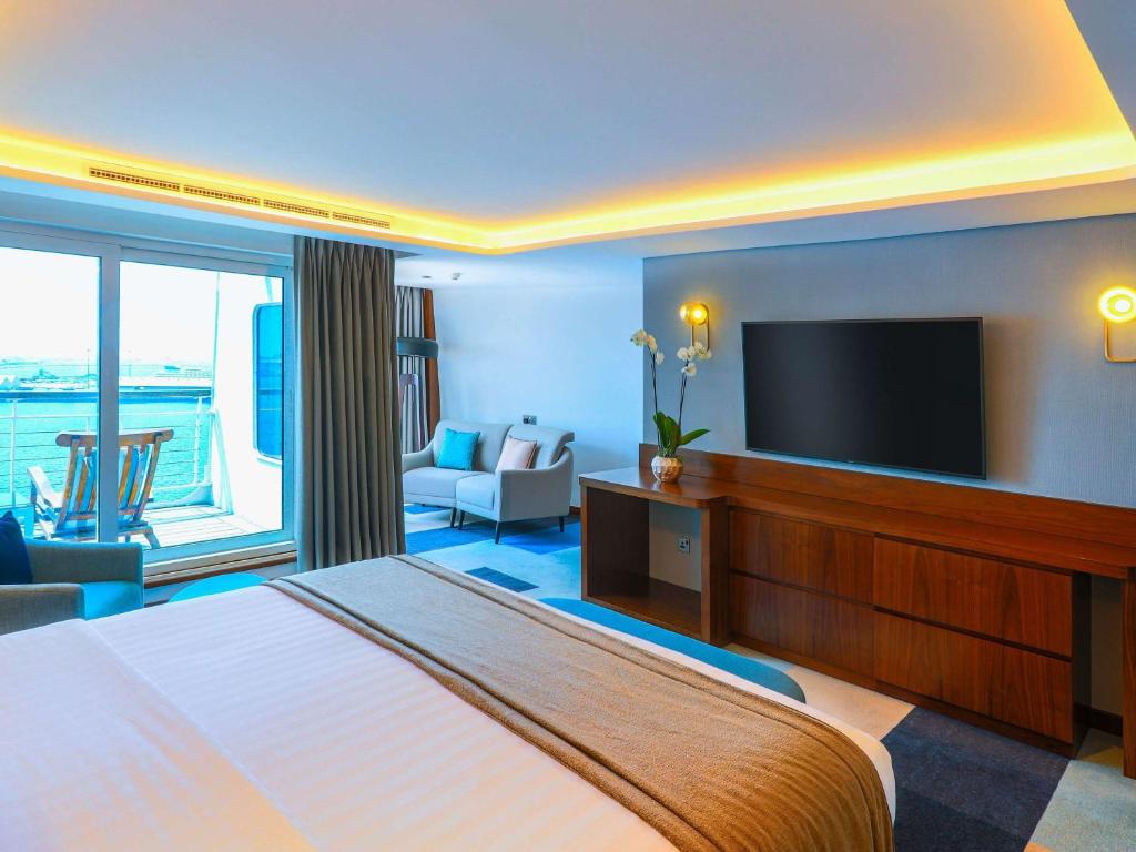 Postel nebo postele na pokoji v ubytování Queen Elizabeth 2 Hotel