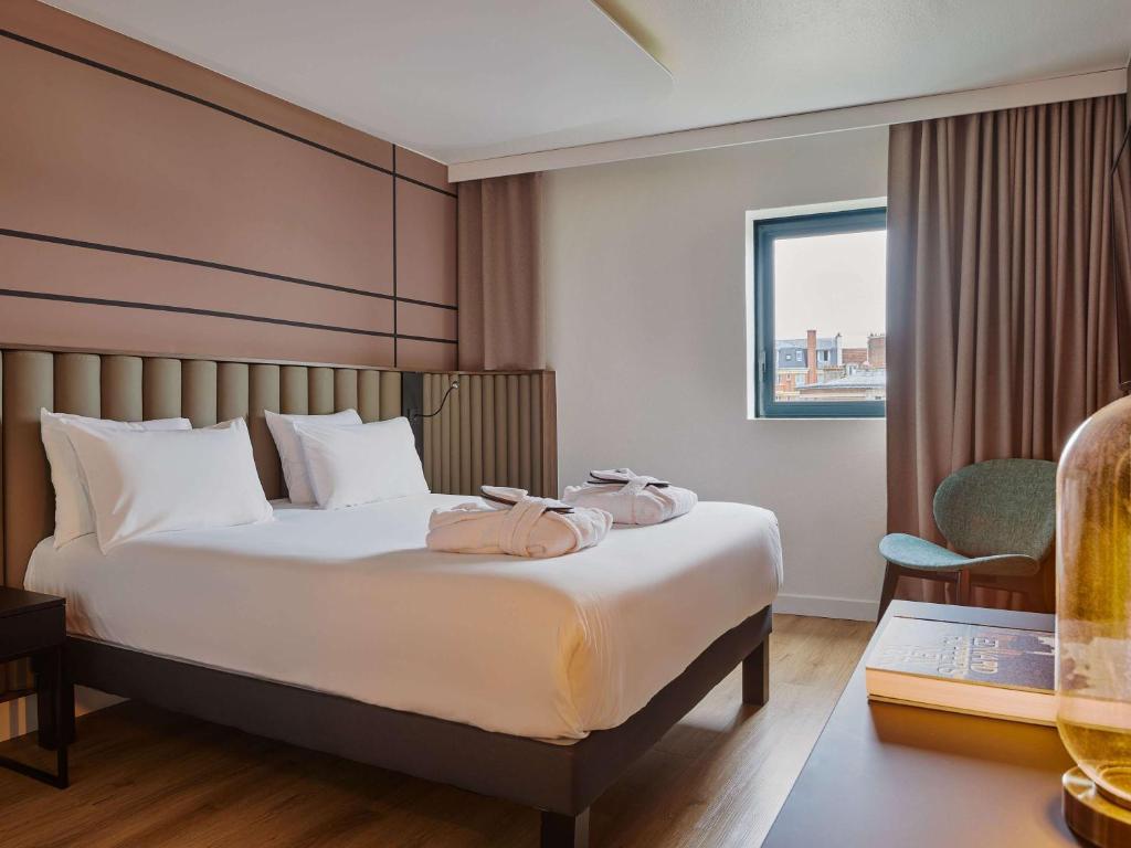 Postel nebo postele na pokoji v ubytování Mercure Paris Nanterre