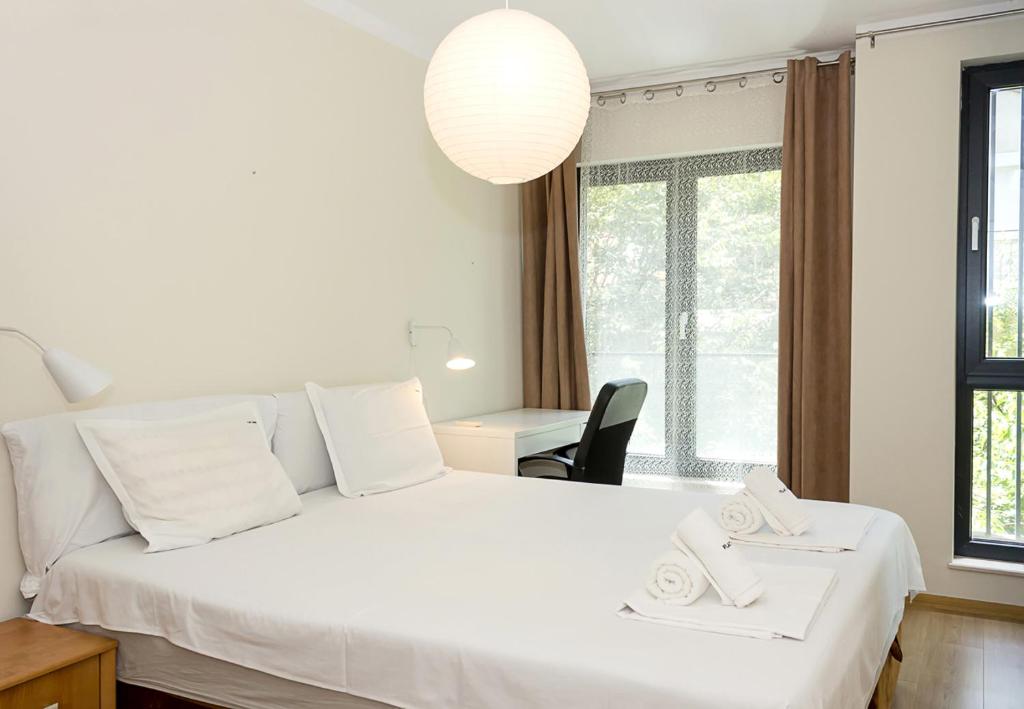 Primorki Park 1 BD Flat with Desk & Balcony