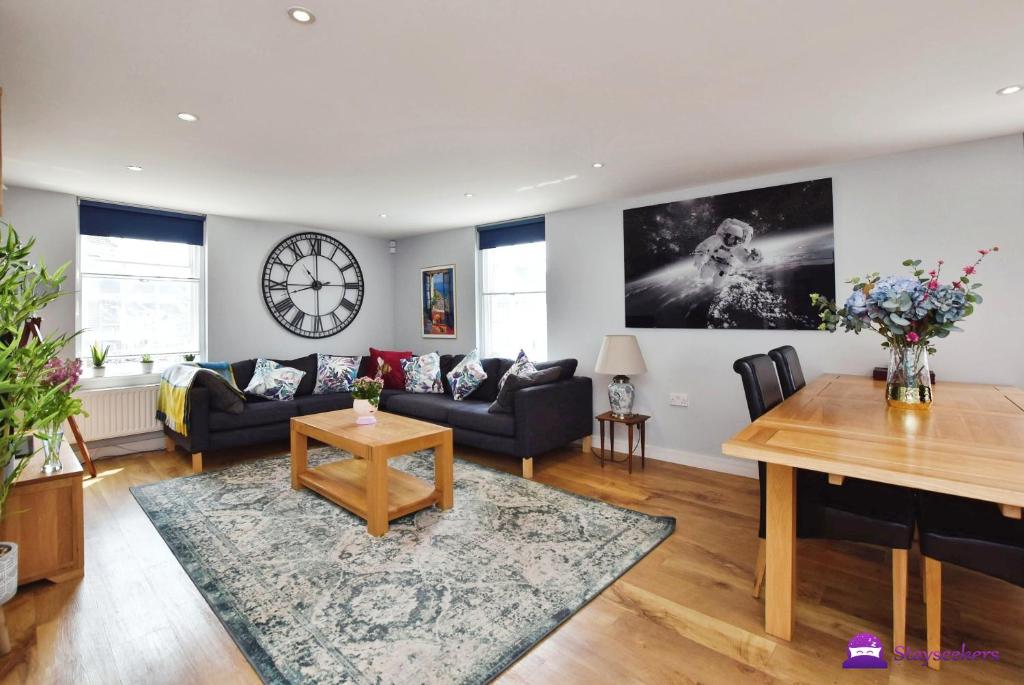 Posezení v ubytování Queens House 2 bed City Centre Apartment - STAYSEEKERS