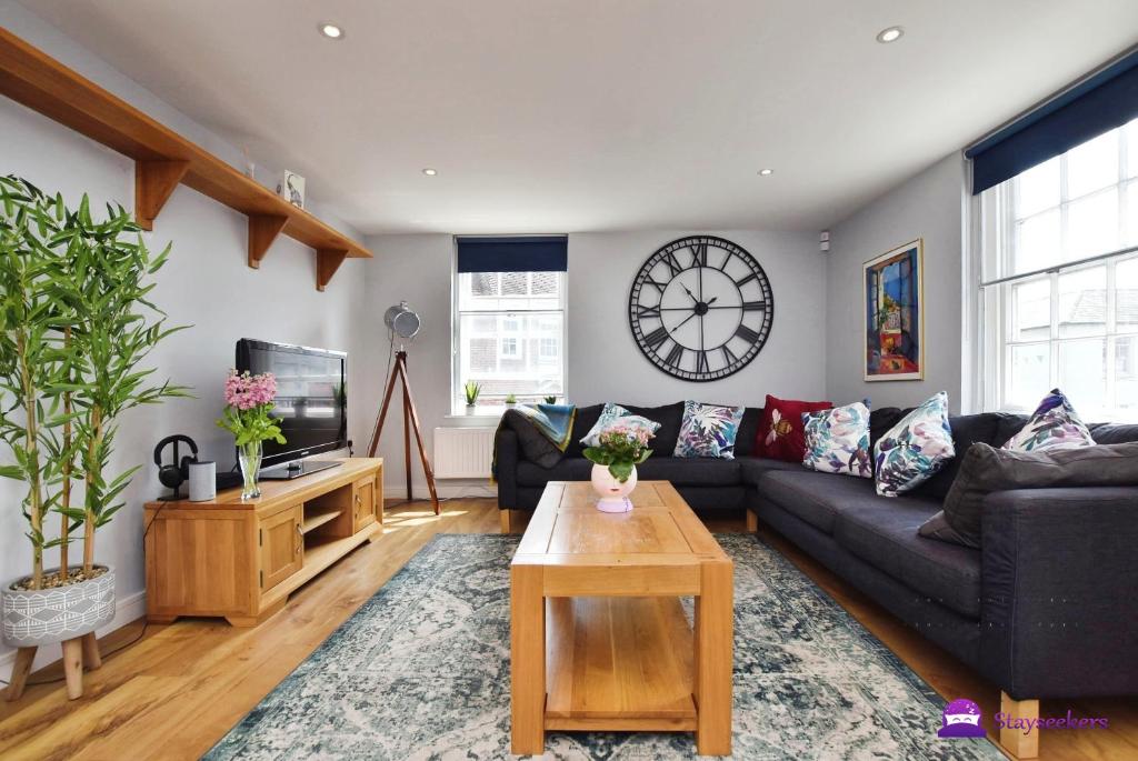 Posezení v ubytování Queens House 2 bed City Centre Apartment - STAYSEEKERS