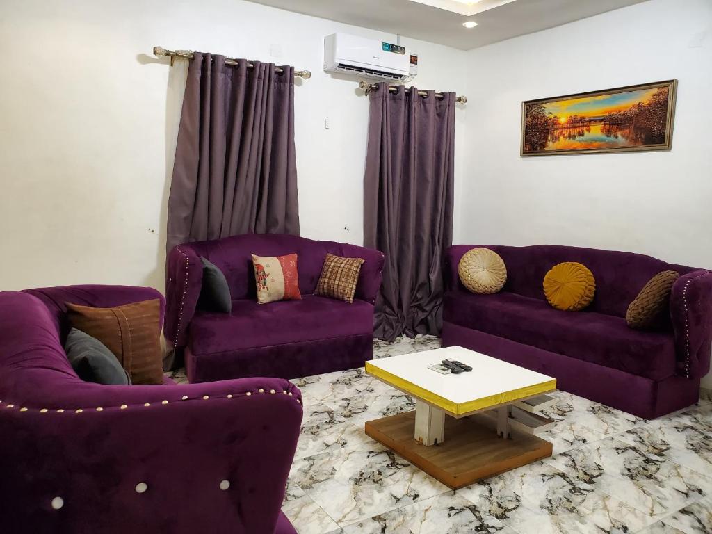 Posezení v ubytování Admirable 2-bed-Apt With Pool, 24hrs Power & Unlimited Internet