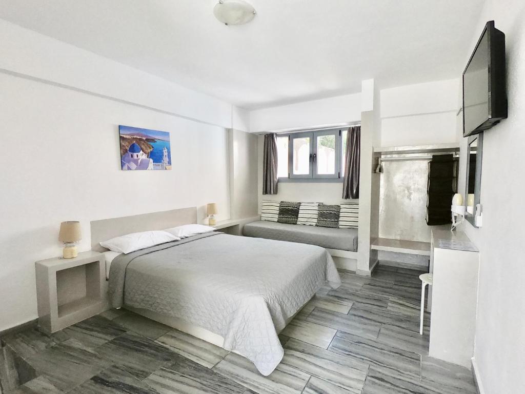 Μια τηλεόραση ή/και κέντρο ψυχαγωγίας στο Anny Studios & Rooms Perissa Beach