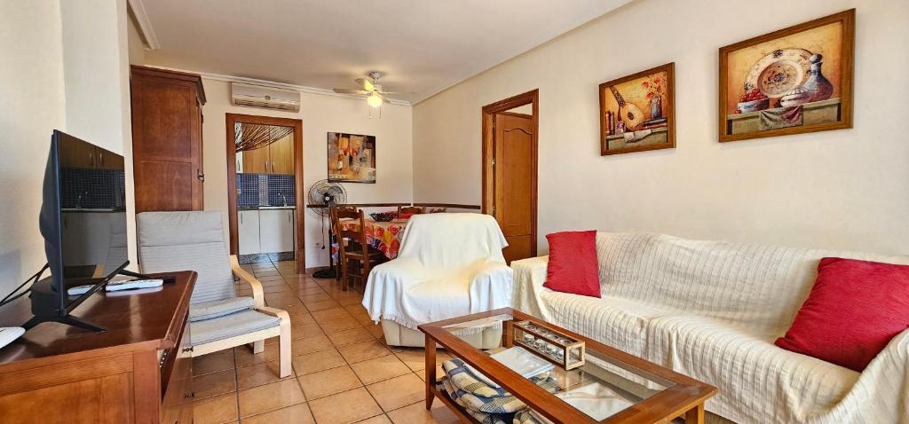 Televízia a/alebo spoločenská miestnosť v ubytovaní Homes of Spain, Al Andalus Residencial JA Apartamento bajo en frente piscina, WIFI