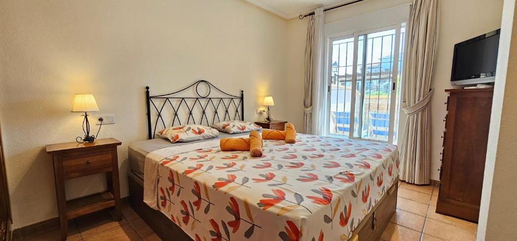Posteľ alebo postele v izbe v ubytovaní Homes of Spain, Al Andalus Residencial JA Apartamento bajo en frente piscina, WIFI