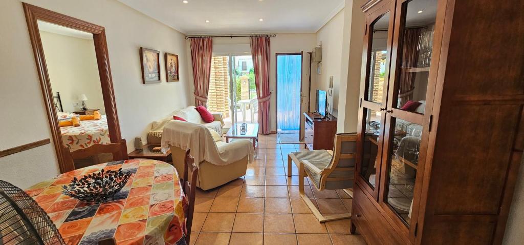 Posteľ alebo postele v izbe v ubytovaní Homes of Spain, Al Andalus Residencial JA Apartamento bajo en frente piscina, WIFI