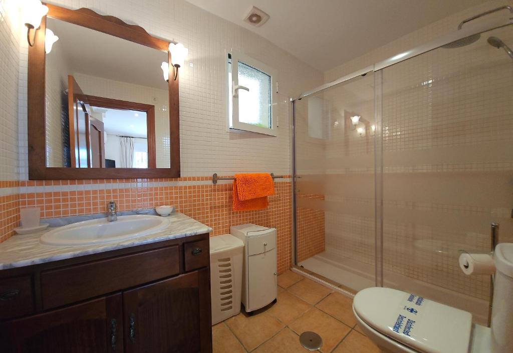 Kúpeľňa v ubytovaní Homes of Spain, Al Andalus Residencial JA Apartamento bajo en frente piscina, WIFI