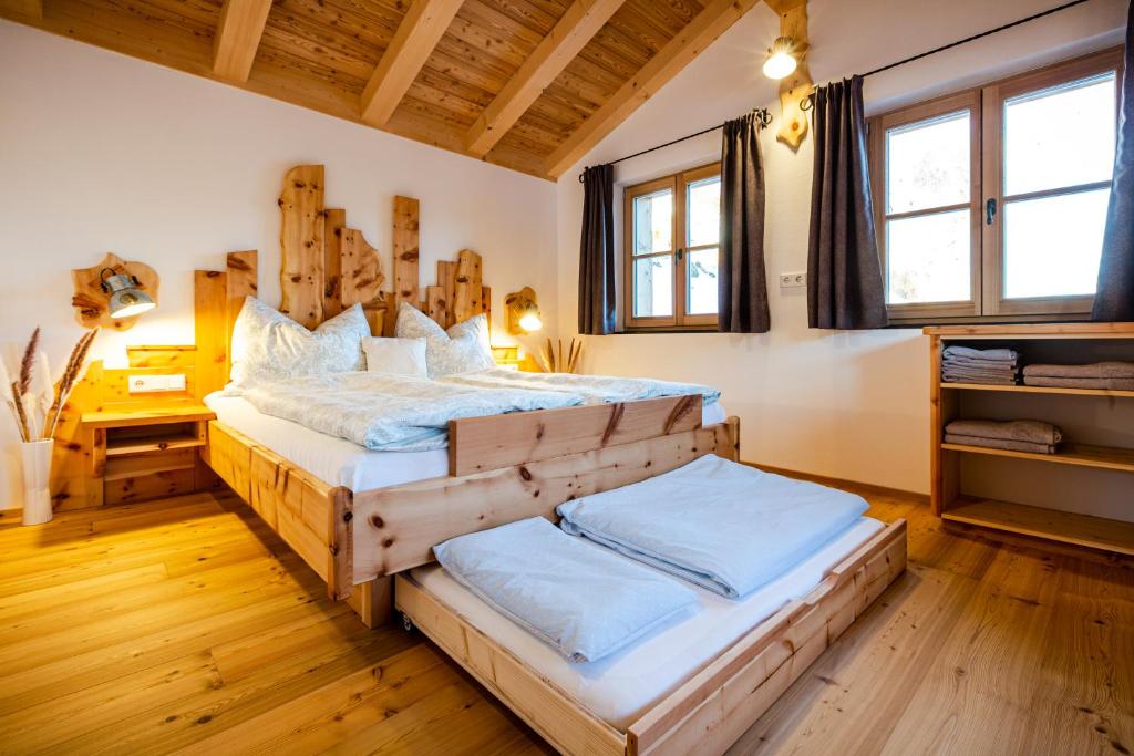 Postel nebo postele na pokoji v ubytování Troadkasten Chalet Unterkoller