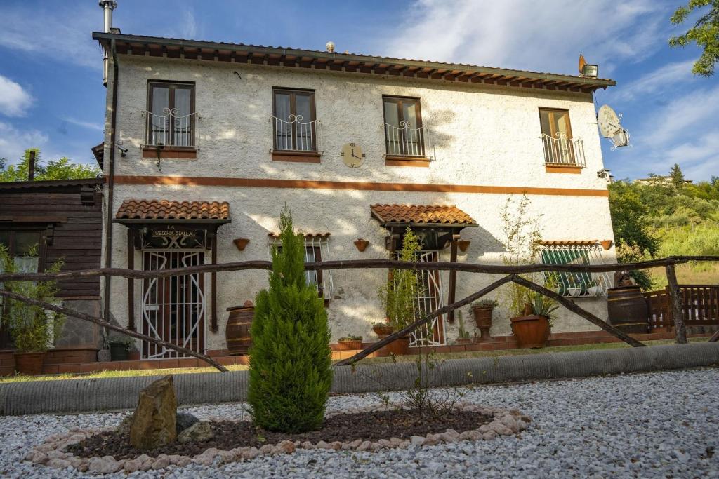 una casa con una valla delante en Italian Experience- Podere Vallino, en Castelnuovo D'elsa