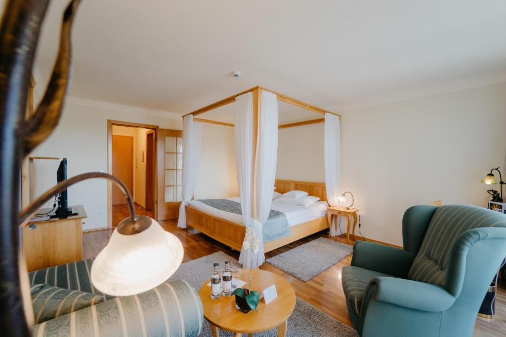 Postel nebo postele na pokoji v ubytování Hotel Waldkrug