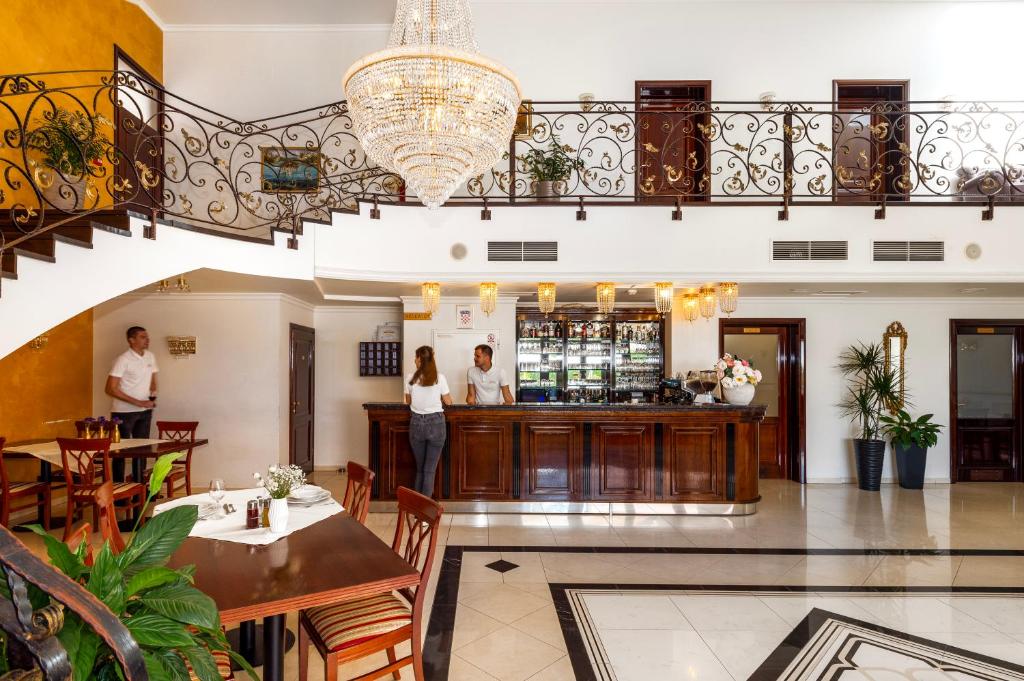 Restaurace v ubytování Guest Accommodation Atrium Gulin