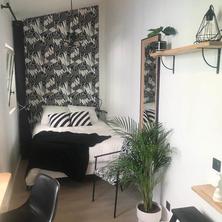 - une chambre avec un lit doté d'une tête de lit en noir et blanc dans l'établissement La Joueuse, Et pop Et Chic !, à Poitiers