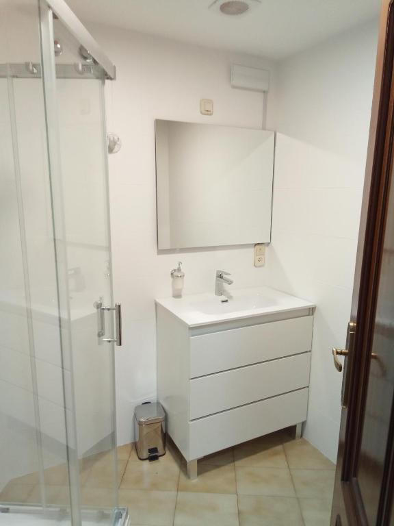 Pensión La Plaza - Queen Room With Shared Bathroom