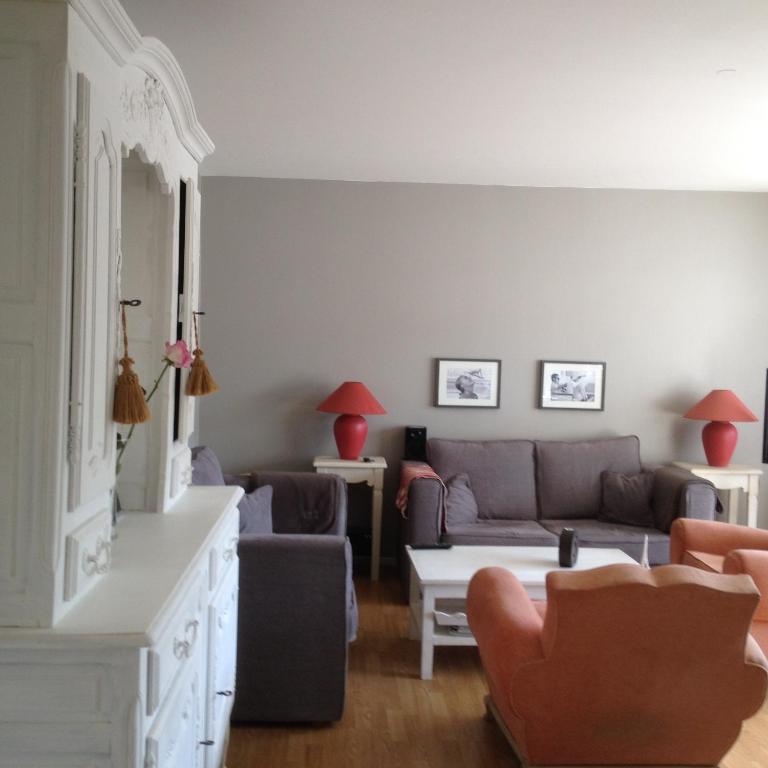 un salon avec un canapé et une table dans l'établissement La voile d or, à Le Touquet-Paris-Plage