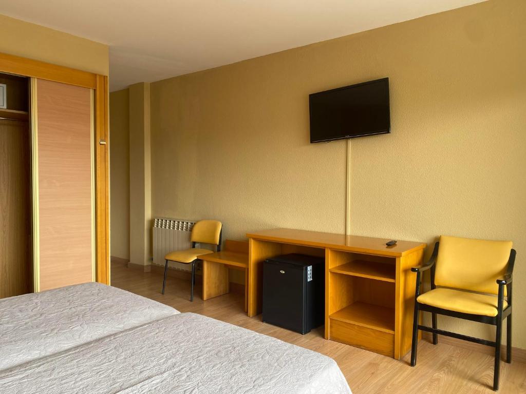 Televízia a/alebo spoločenská miestnosť v ubytovaní Hotel Zenit Mar