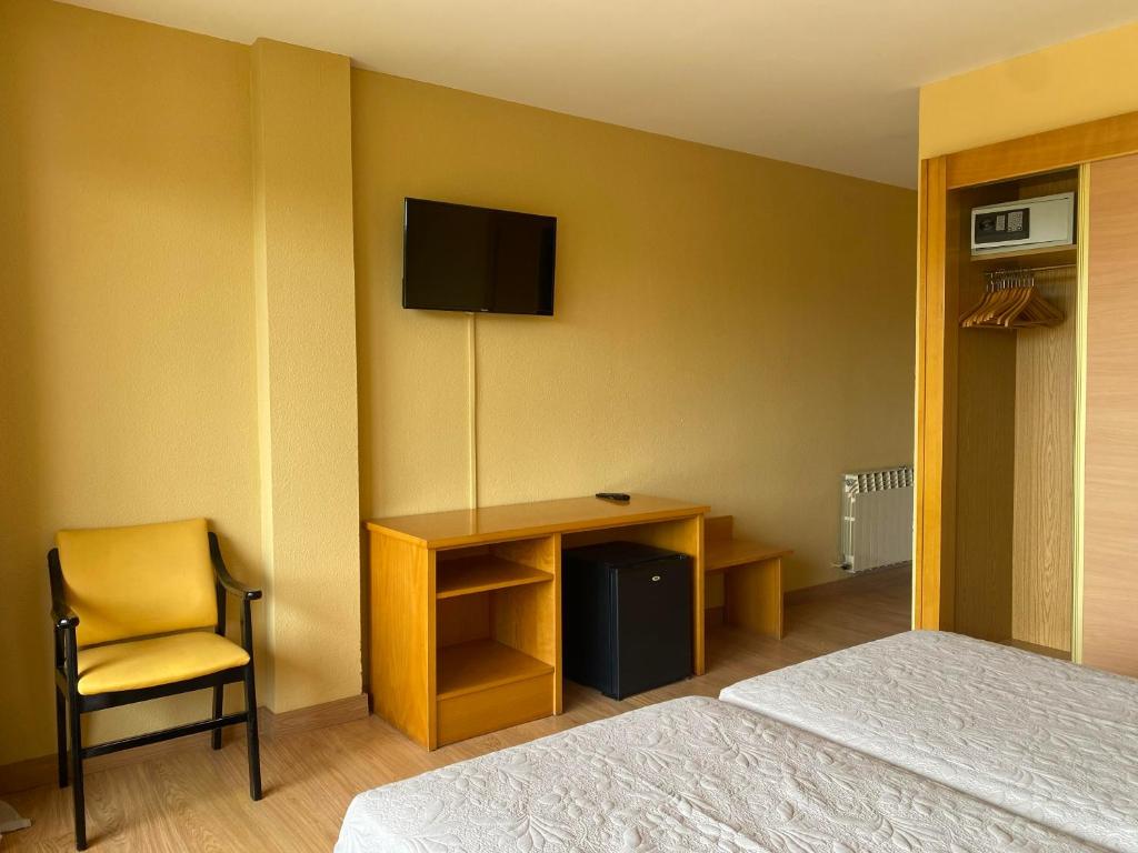 Televízia a/alebo spoločenská miestnosť v ubytovaní Hotel Zenit Mar