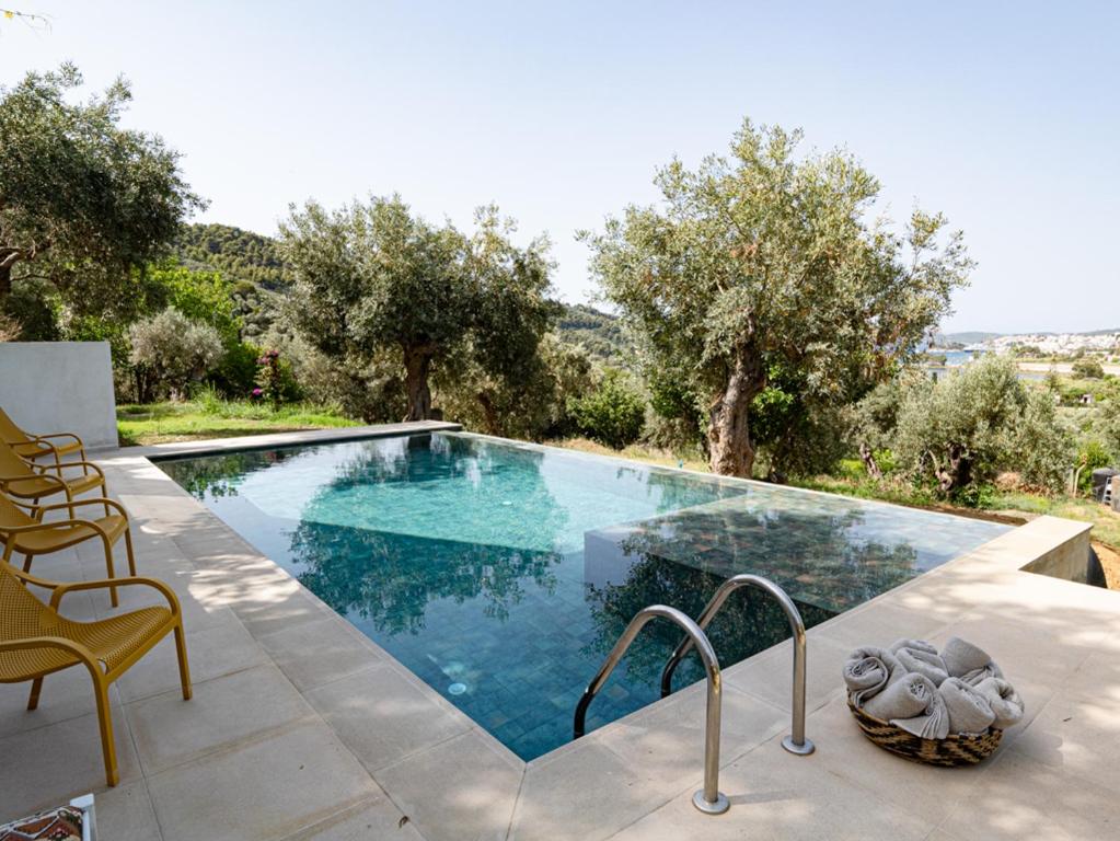 Bazén v ubytování Dohos Skiathos Suites nebo v jeho okolí