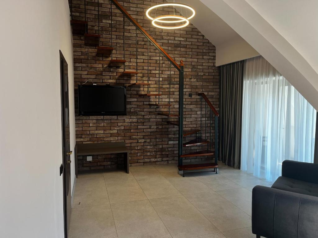 TV a/nebo společenská místnost v ubytování Komilfo Hotel