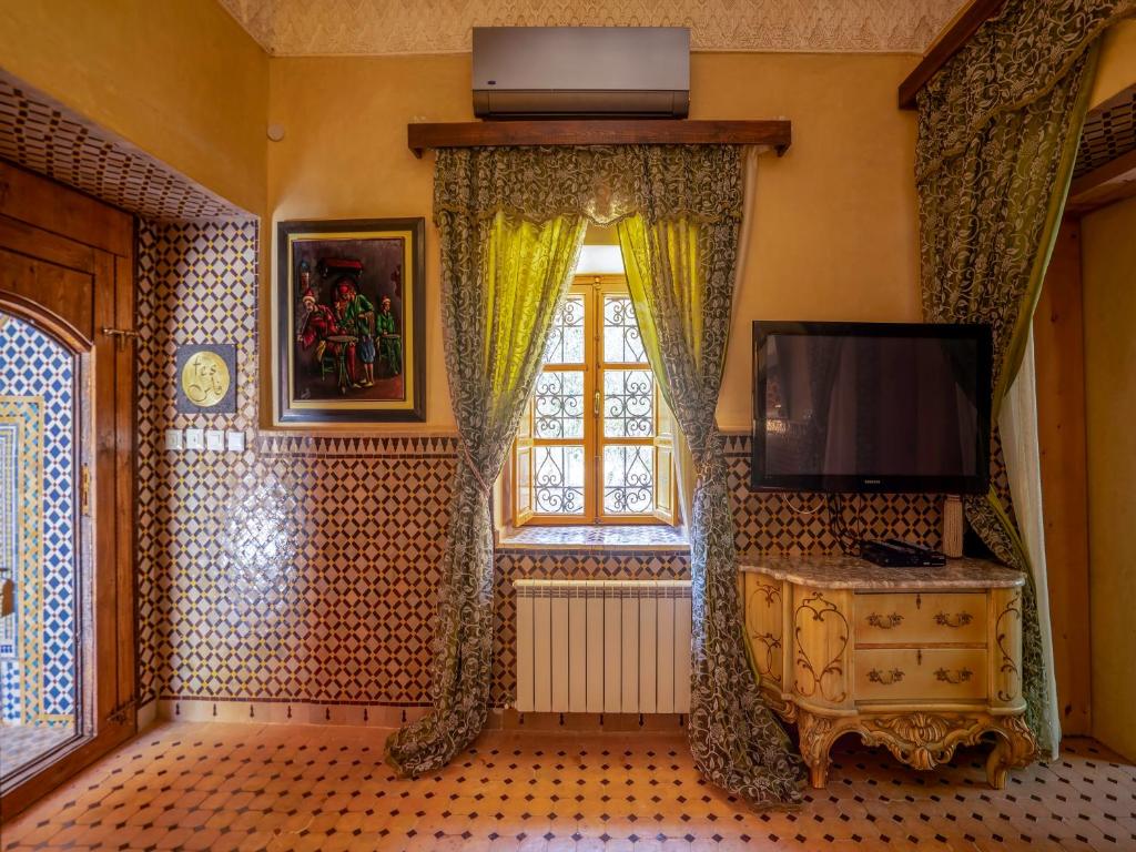 TV a/nebo společenská místnost v ubytování Clé De Sol Riad & SPA