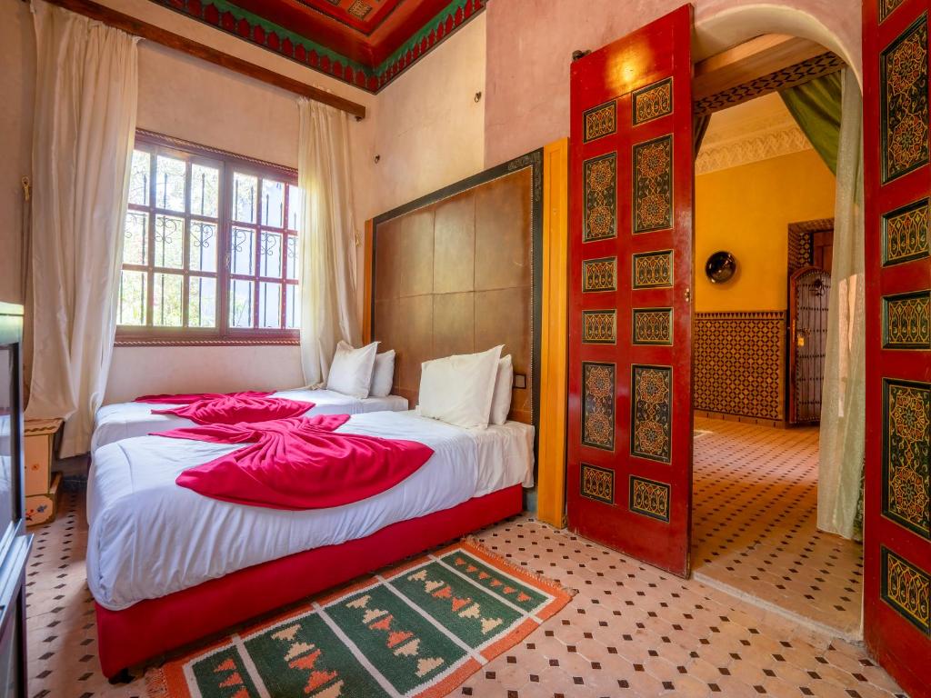Postel nebo postele na pokoji v ubytování Clé De Sol Riad & SPA
