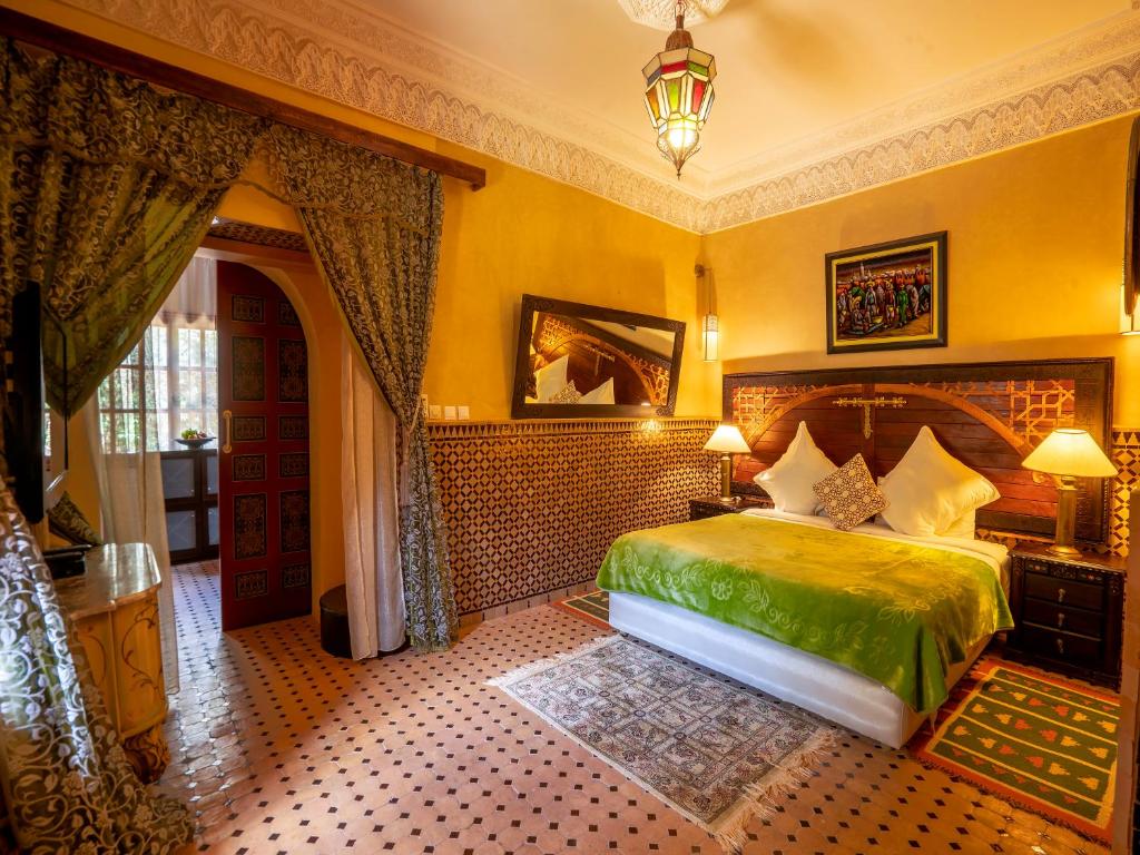 Postel nebo postele na pokoji v ubytování Clé De Sol Riad & SPA