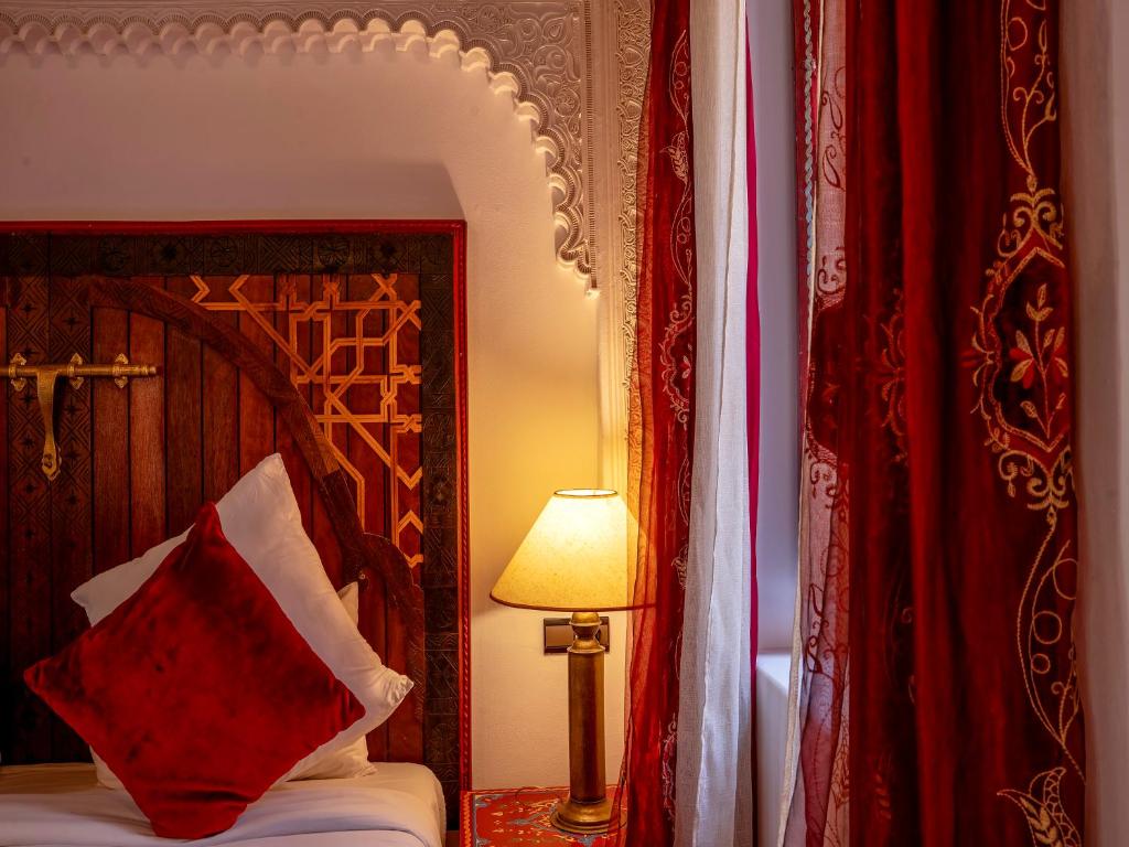 Postel nebo postele na pokoji v ubytování Clé De Sol Riad & SPA