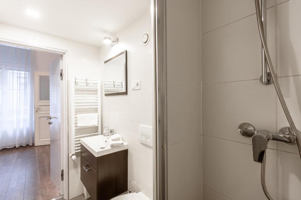 Kúpeľňa v ubytovaní Modern Stylish Loft next to New York Palace