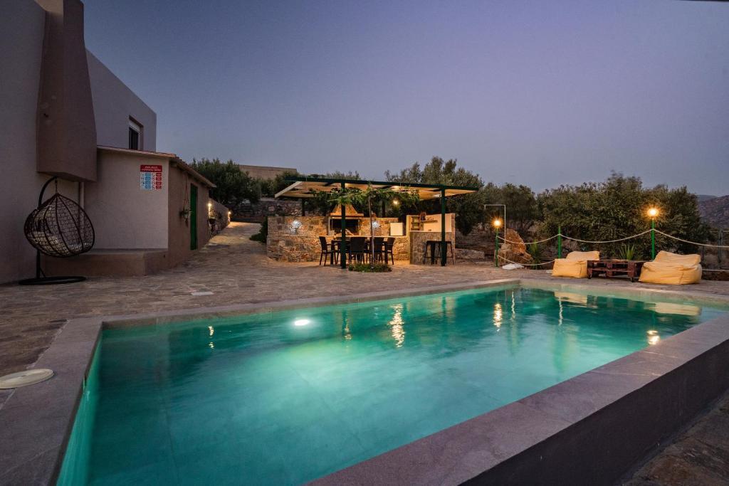 Bazén v ubytování Villa Aktis with Freshwater Pool and Sea View nebo v jeho okolí