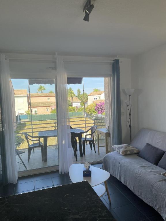 un salon avec un canapé et une table dans l'établissement St Cyprien T2 3 etoiles lumineux a 200m de la plage, à Saint-Cyprien