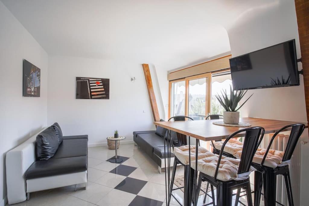 une salle à manger avec une table et des chaises et une télévision dans l'établissement Joli studio Deauville, à Deauville