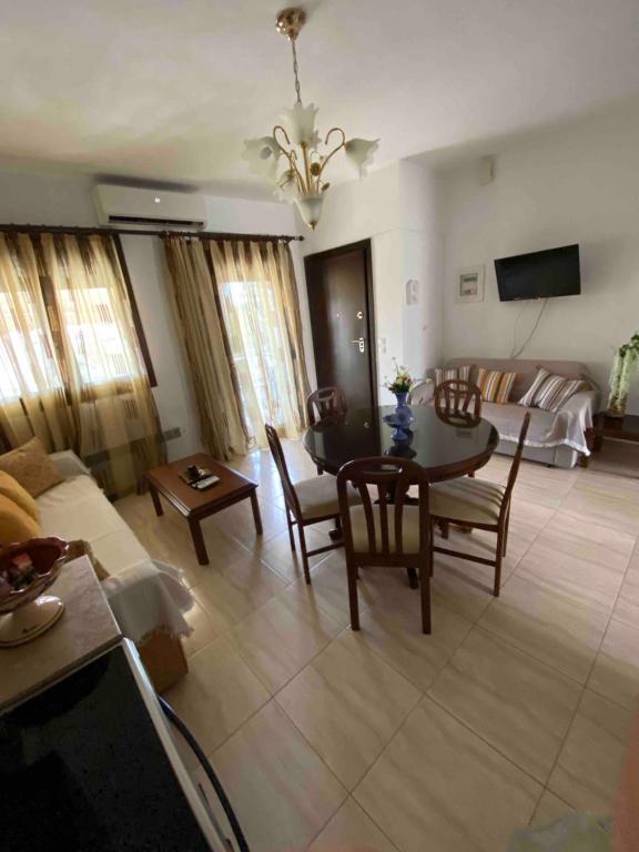 TV a/nebo společenská místnost v ubytování Zeusplace Leptokarya Seaside Apartment